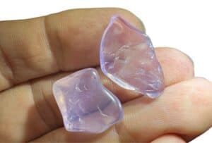 lilaczaniet trommelstenen op de hand