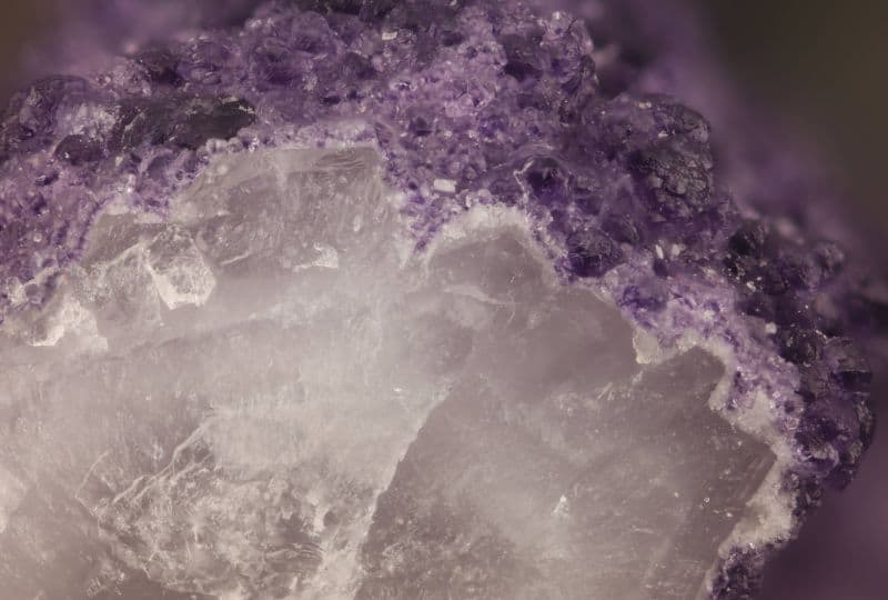 detailfoto 2 fluoriet op kwarts - mineralholic-anonymous
