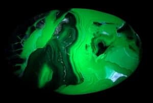 vulkaan agaat handsteen UV LW 365 nm achterkant