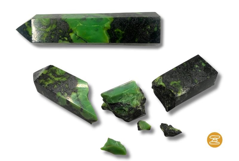 groene boweniet met magnetiet