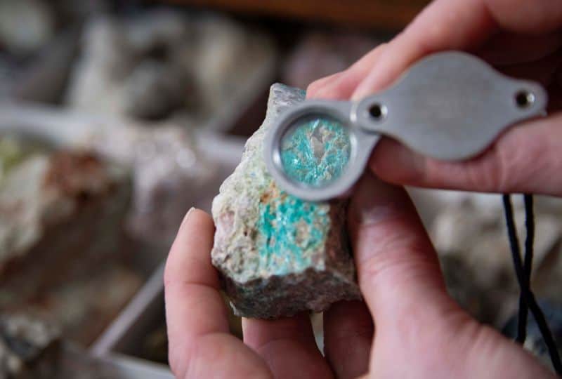 Recognizing and identifying - Examining a Mineral with a Magnifying Glass
