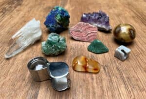 mineralen herkennen en determineren - ruwe en geslepen stenen loep