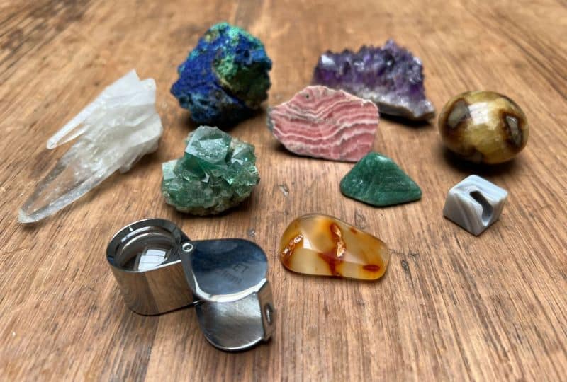 mineralen herkennen en determineren - ruwe en geslepen stenen loep